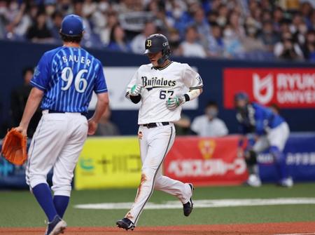 　２回、パスボールで二塁から生還する中川圭（撮影・山口登）