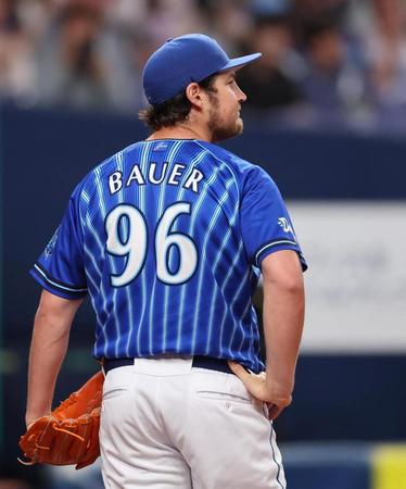 　２回、バッテリーエラーで同点になり、ぼうぜんとするバウアー（撮影・山口登）