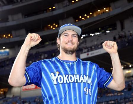 　笑顔でポーズを決めるバウアー（撮影・山口登）