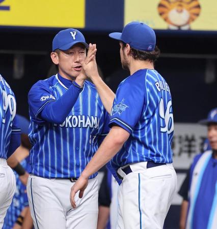 　三浦監督（左）は３勝目を挙げたバウアーを祝福する（撮影・山口登）