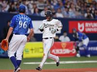 　２回、パスボールで二塁から生還する中川圭（撮影・山口登）