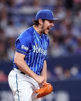 　６回、バウアーは頓宮を空振り三振に打ち取り雄たけびを上げる（撮影・山口登）