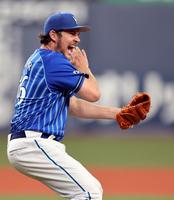 　７回、野口を併殺に打ち取り、バウアーはグラブをたたいて喜ぶ（撮影・山口登）