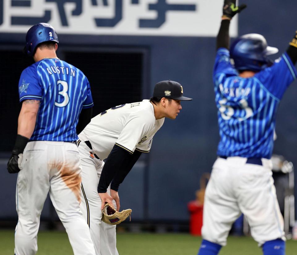 　６回、山下は牧に適時打を許し、内野の守備も乱れ逆転を許す（撮影・山口登）