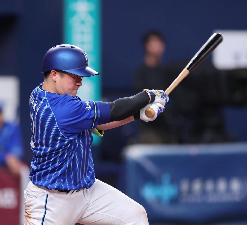 　６回、左前に適時打を放つ牧（撮影・山口登）