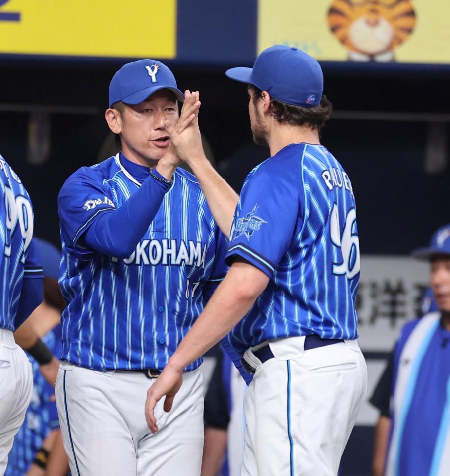 　三浦監督（左）は３勝目を挙げたバウアーを祝福する（撮影・山口登）