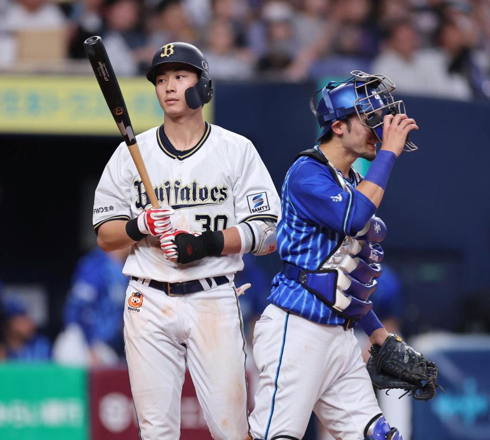 　９回、広岡が空振り三振に倒れ試合終了する（撮影・山口登）