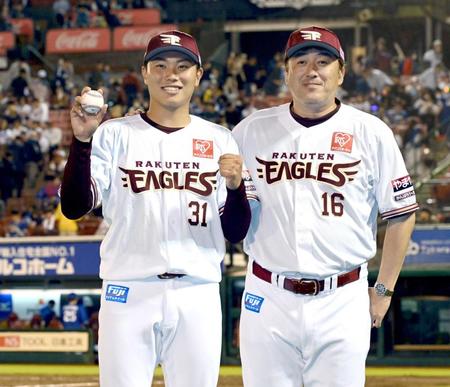 　プロ初勝利のウイニングボールを手に記念撮影する渡辺翔（左）と石井監督