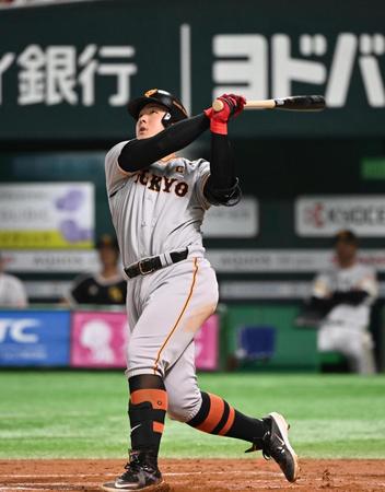 　７回、左越え２ランを放つ岡本和