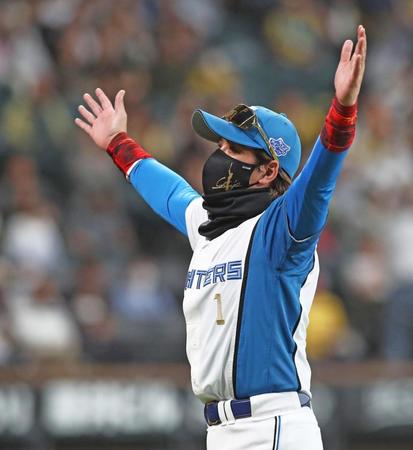 　阪神に連勝し、両手を広げながらスタンドのファンの歓声に応える新庄監督（撮影・中島達哉）