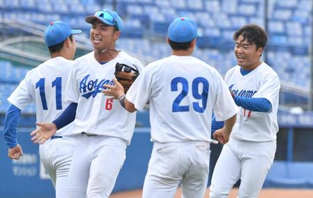 　決勝進出を決めて喜ぶ青学大・松井（右）らナイン（撮影・佐々木彰尚）