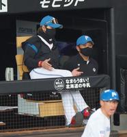 　２回、伏見のソロにびっくりしたかのように両手を広げる新庄監督（撮影・吉澤敬太）