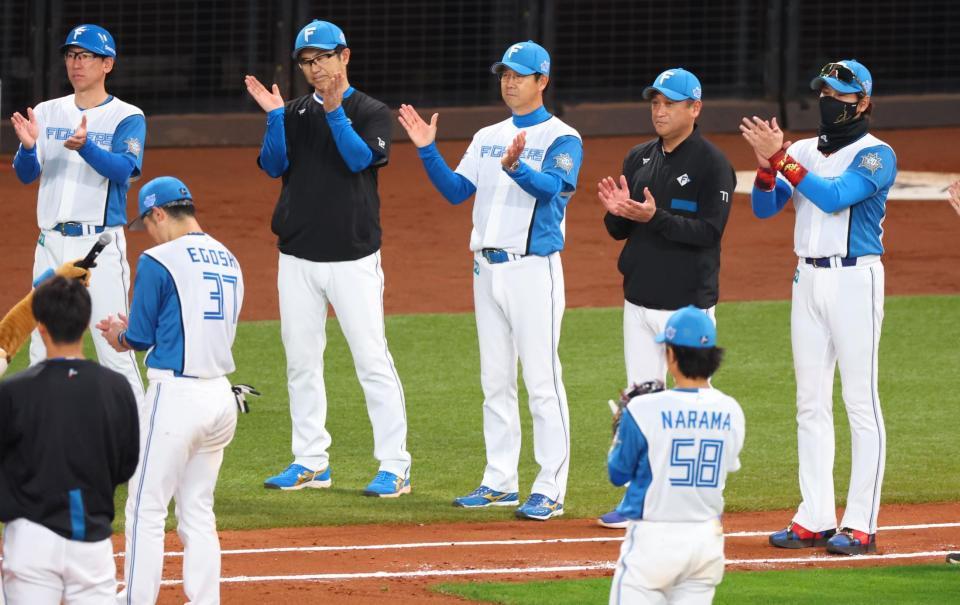 　阪神に連勝し、江越（３７）のかけ声で一本締めをする新庄監督（右端）ら（撮影・吉澤敬太）