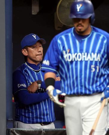 　８回、三浦監督（左）はチャンスで宮崎を代打に送る（撮影・山口登）