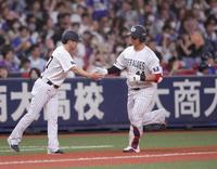 　２回、頓宮は中越えに本塁打を放ち、ダイヤモンドをまわる（撮影・坂部計介）