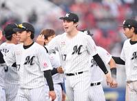 　７回２失点１０奪三振の好投で今季５勝目を挙げナインとタッチを交わす佐々木朗（中央）＝撮影・開出牧