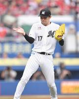 　７回、西川を二ゴロに打ち取り右手でグラブをたたく佐々木朗（撮影・開出牧）