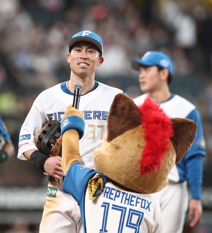 　阪神に連勝し、笑顔で一丁締めの声出しをする江越（撮影・中島達哉）