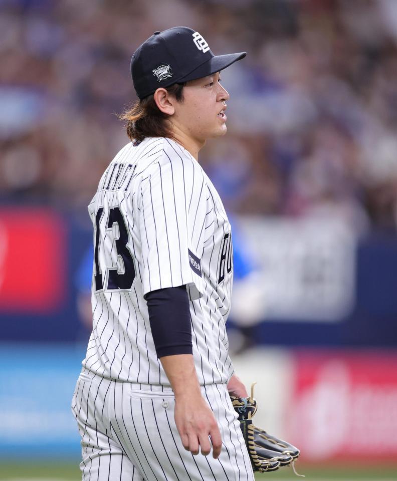 　１回、いきなりの４失点に厳しい表情の先発・宮城（撮影・坂部計介）