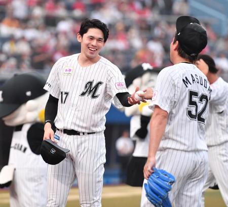 　最終回を抑えた益田（右）からウイニングボールを受け取る佐々木朗（撮影・開出牧）