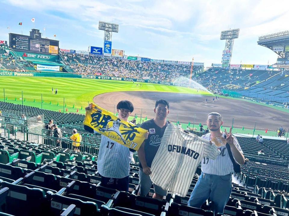 　６・４阪神戦に応援に訪れた佐々木朗の大船渡時代のチームメート（左から）千葉さん、木下さん、和田さん（本人提供）