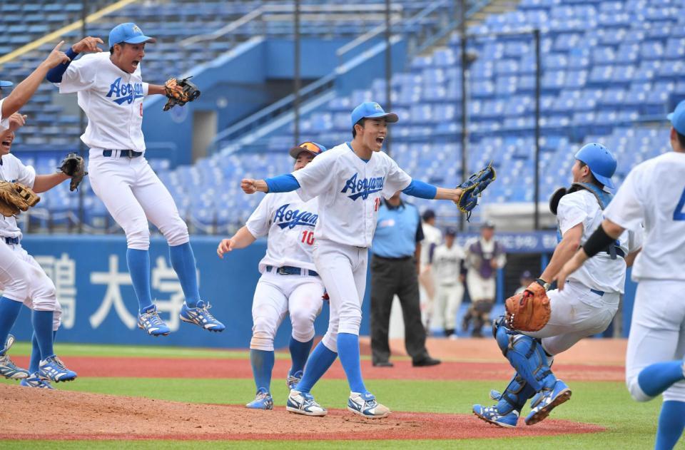 　大学日本一に輝き喜ぶ青学大ナイン（撮影・佐々木彰尚）