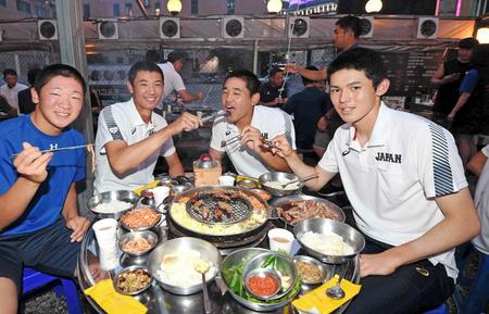 焼き肉を前に笑顔の（左から）Ｕ１８日本代表・飯塚脩人（習志野）、奥川恭伸（星稜）、宮城大弥（興南）、佐々木朗希（大船渡）＝韓国、２０１９年９月４日