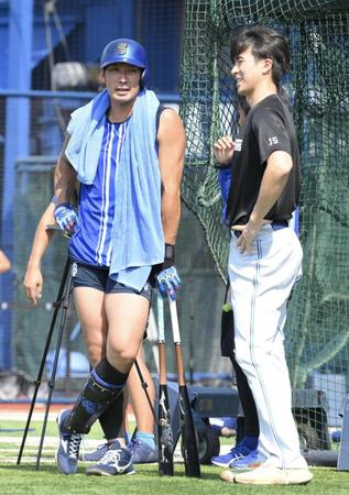 　試合前に談笑する大田（左）と上沢（撮影・伊藤笙子）