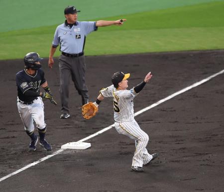 オリックス・水本監督代行が確認で三塁塁審の元へ 三塁走者の宗と三塁・渡辺諒の交錯についてか 直後に先制