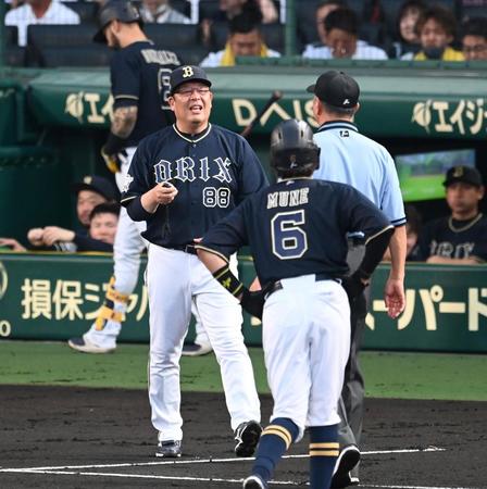 　４回、ベンチを飛び出し塁審にアピールする監督代行の水本ヘッドコーチ（撮影・飯室逸平）