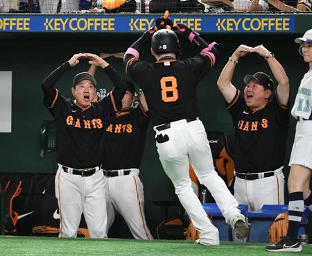 　４回、本塁打を放った丸（８）を丸ポーズで迎える原監督（左）