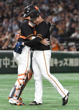 　プロ通算５０セーブを達成し、大城卓（左）と抱き合う大勢（撮影・佐藤厚）