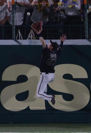 　９回、大山の打球を中川圭が好捕する（撮影・坂部計介）