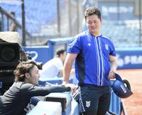 　試合前に談笑する伊藤（左）と牧（撮影・伊藤笙子）