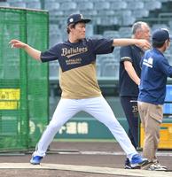 　試合前、マウンドの感触を確かめる山本（撮影・高部洋祐）