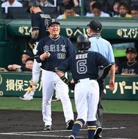 　４回、ベンチを飛び出し塁審にアピールする監督代行の水本ヘッドコーチ（撮影・飯室逸平）