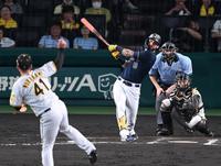 　７回、村上（４１）から右越えソロを放つゴンザレス（撮影・飯室逸平）