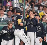 　７回、ソロを放ったゴンザレスを迎える山本（撮影・山口登）