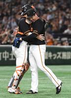 　プロ通算５０セーブを達成し、大城卓（左）と抱き合う大勢（撮影・佐藤厚）