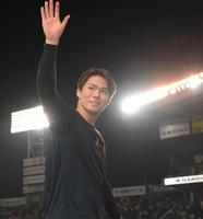 　ヒーローインタビューを終え、スタンドに向かって手を振る山本（撮影・高部洋祐）