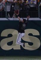 　９回、大山の打球を中川圭が好捕する（撮影・坂部計介）