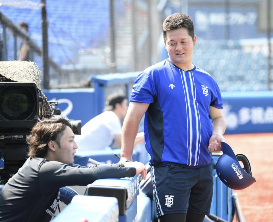 　試合前に談笑する伊藤（左）と牧（撮影・伊藤笙子）