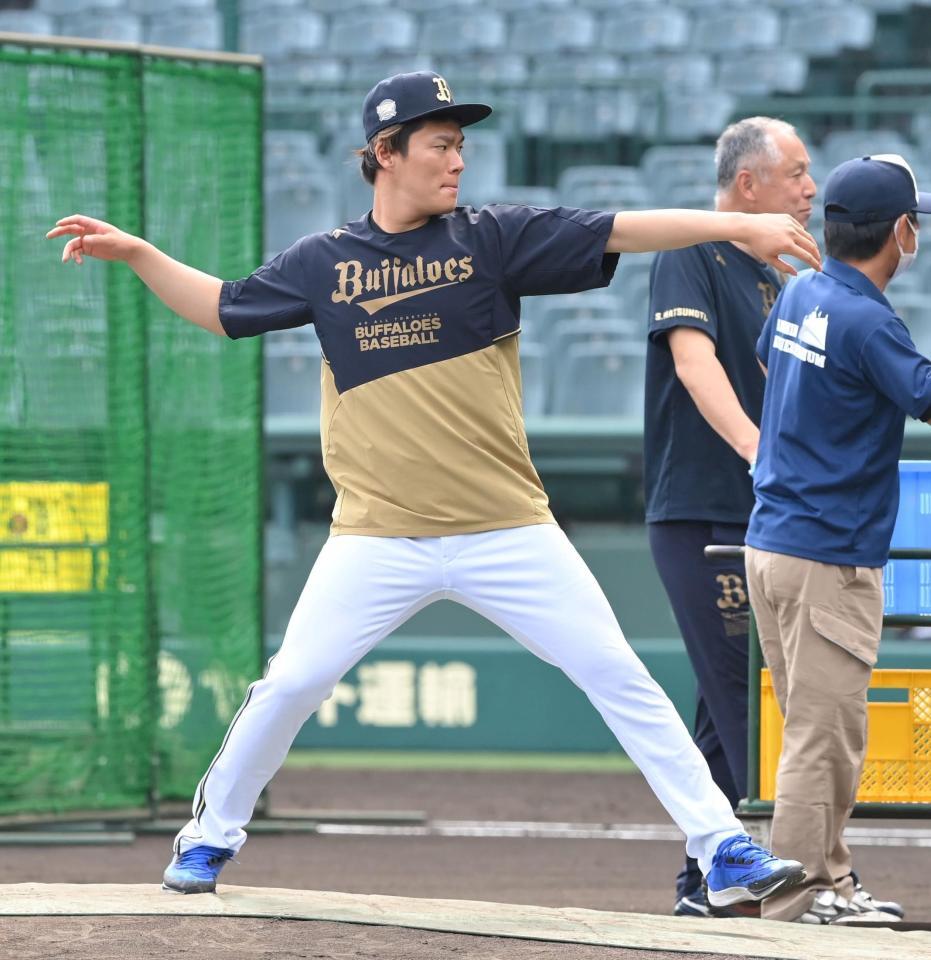 　試合前、マウンドの感触を確かめる山本（撮影・高部洋祐）