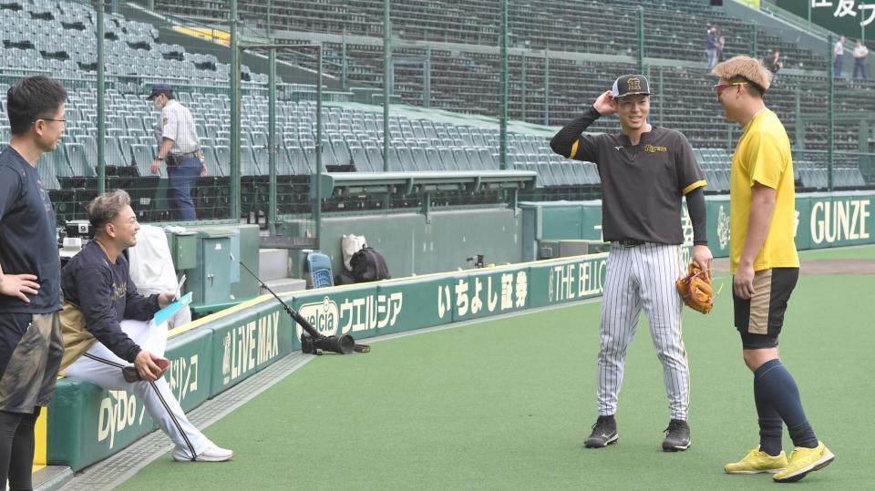 　試合前、森（左から２人目）、杉本（右端）と談笑する佐藤輝（撮影・高部洋祐）