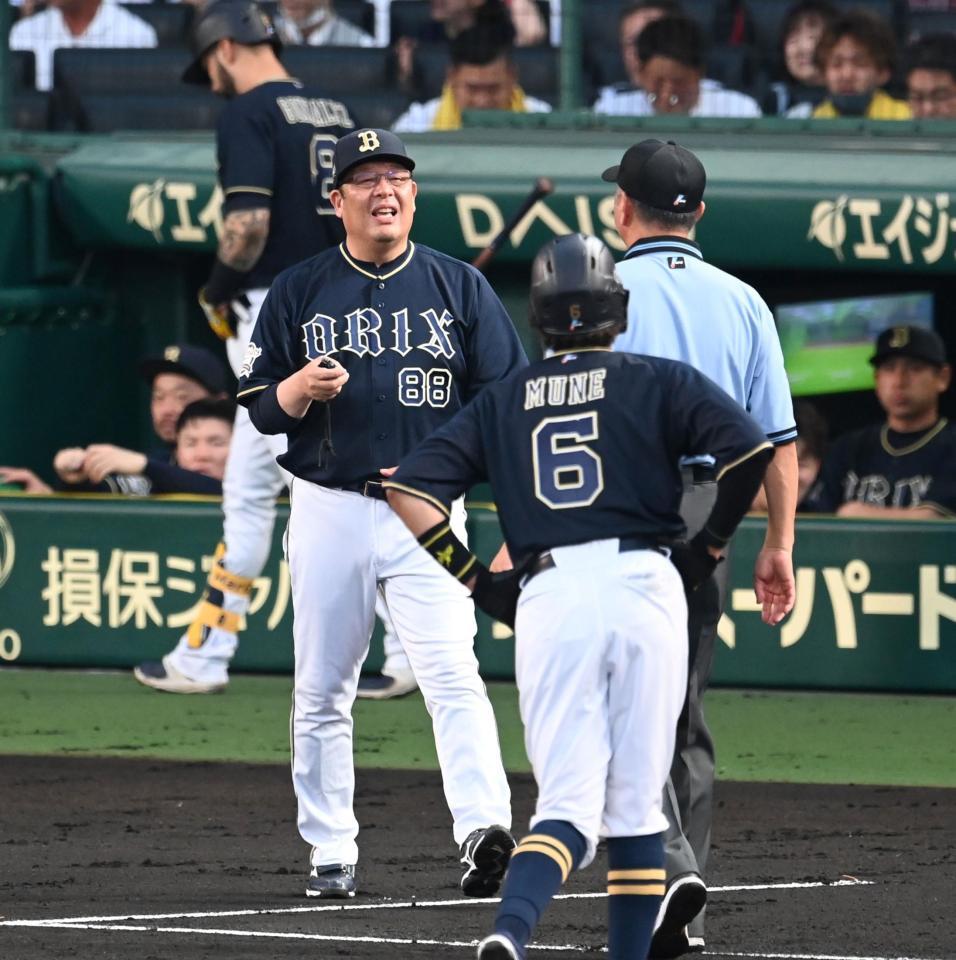 　４回、ベンチを飛び出し塁審にアピールする監督代行の水本ヘッドコーチ（撮影・飯室逸平）