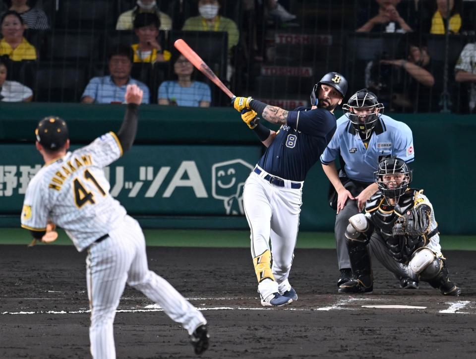 　７回、村上（４１）から右越えソロを放つゴンザレス（撮影・飯室逸平）