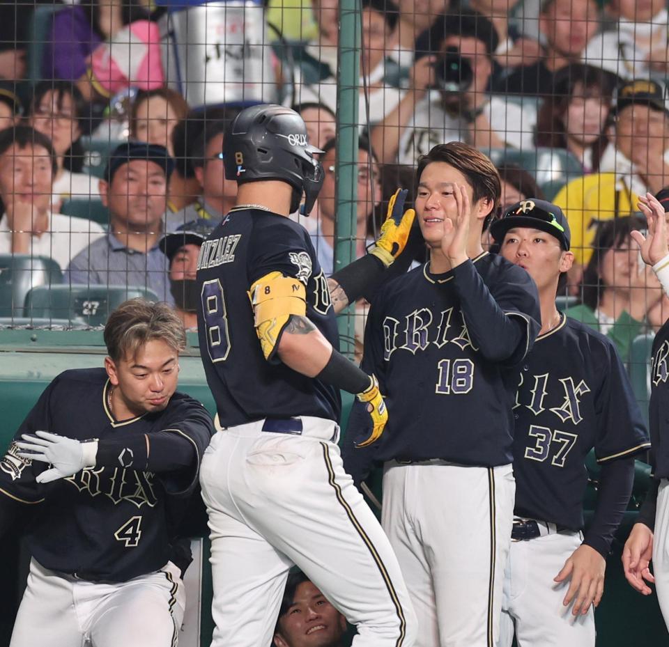 　７回、ソロを放ったゴンザレスを迎える山本（撮影・山口登）