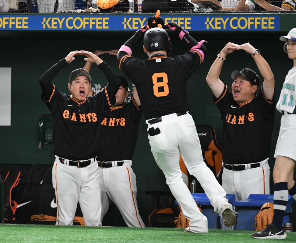 　４回、本塁打を放った丸（８）を丸ポーズで迎える原監督（左）