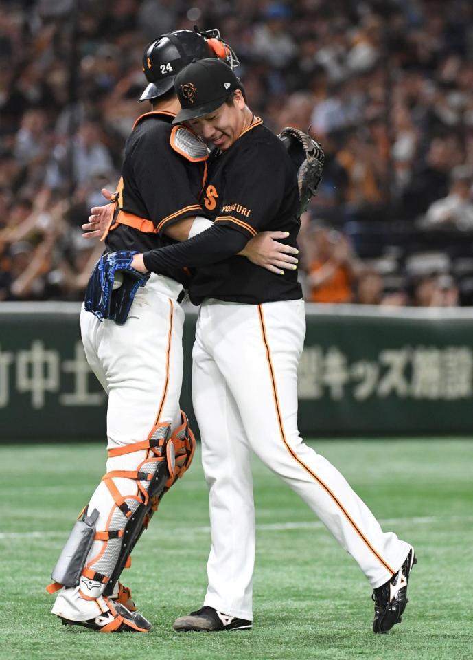 　プロ通算５０セーブを達成し、大城卓（左）と抱き合う大勢（撮影・佐藤厚）
