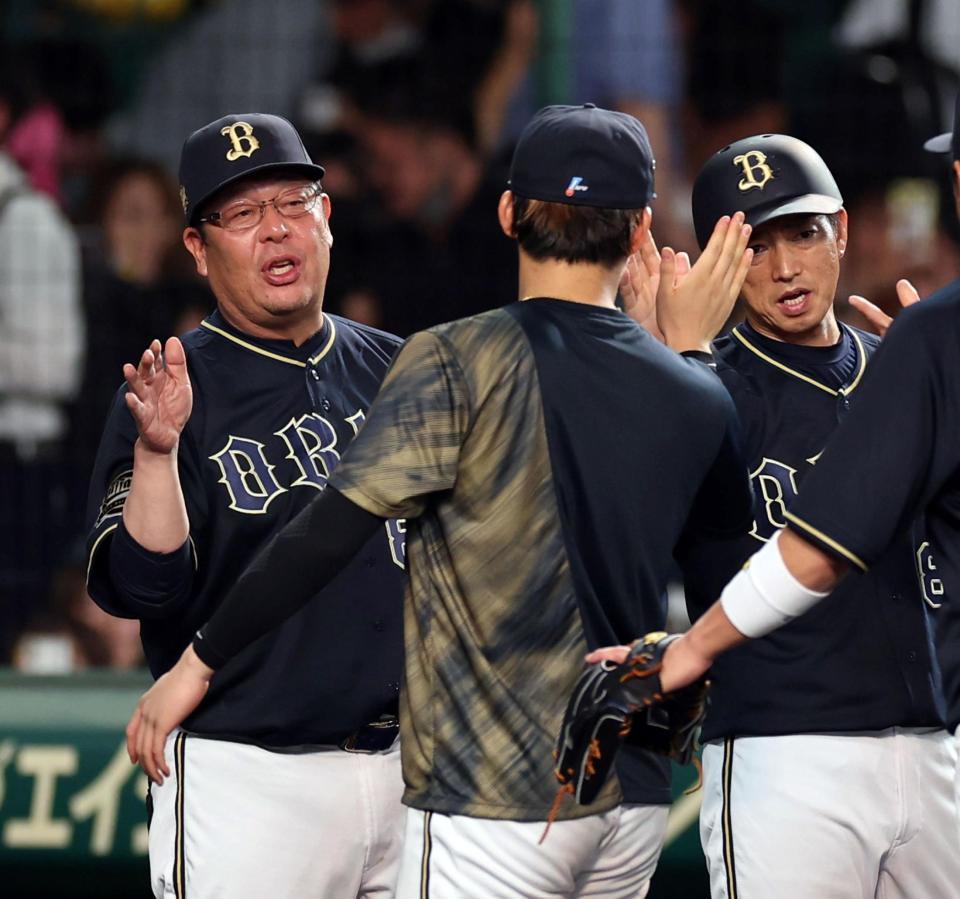 　阪神に勝利し山本を迎える水本監督代行（左）＝撮影・山口登